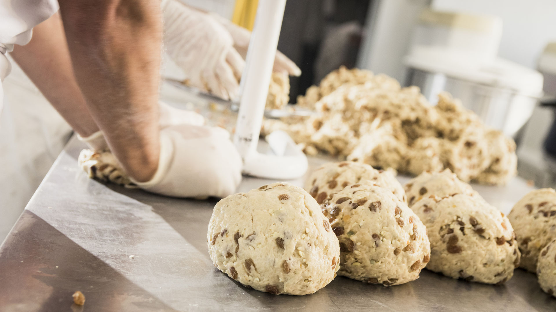 Bäcker formt den schweren Hefeteig des Domstollen mit Rosinen, Mandeln und Zitronat