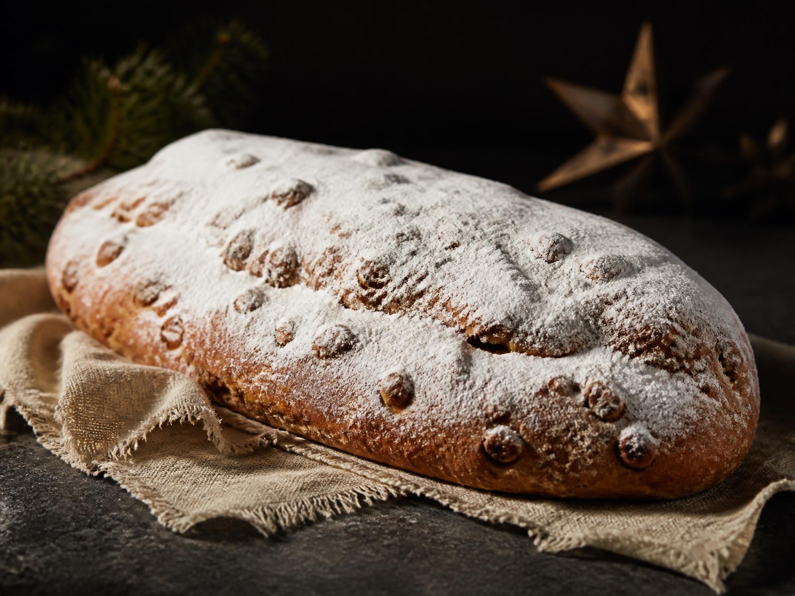 Ganzer Halberstädter Domstollen mit Puderzucker auf Leinentuch